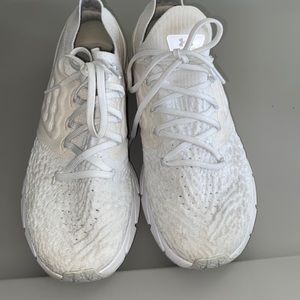 Mens under armour sneakers worn 5 times all white. 10.5